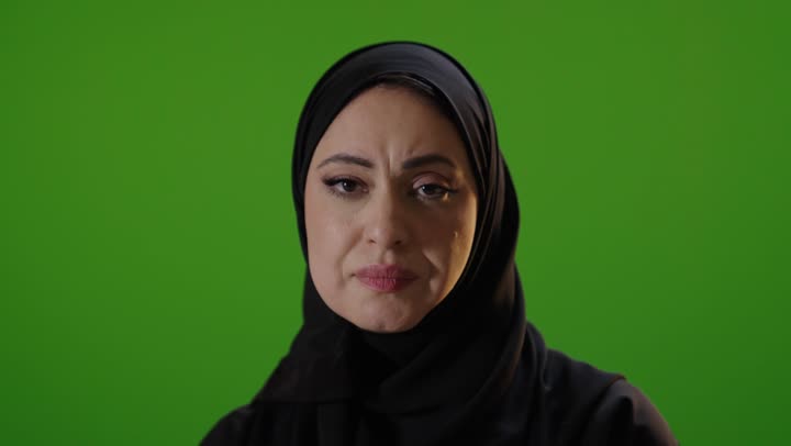 امرأة سعودية تشير بعدم الإعجاب كروما خضراء