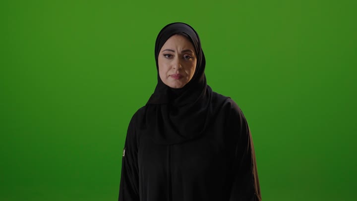 امرأة سعودية إشارة توقف خلفية كروما خضراء