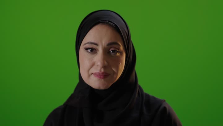 امرأة سعودية تشير بالتوقف خلفية خضراء كروما