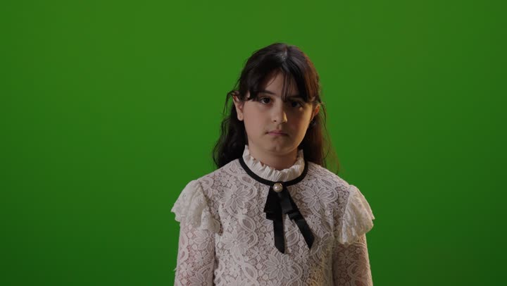 طفلة سعودية تبتسم أمام خلفية خضراء كروما لقطة بورتريه