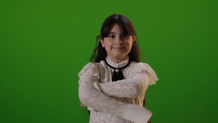 طفلة سعودية مبتسمة أمام خلفية خضراء كروما
