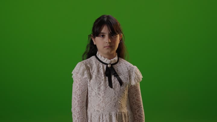 طفلة سعودية تشير بالإبهام أمام خلفية خضراء