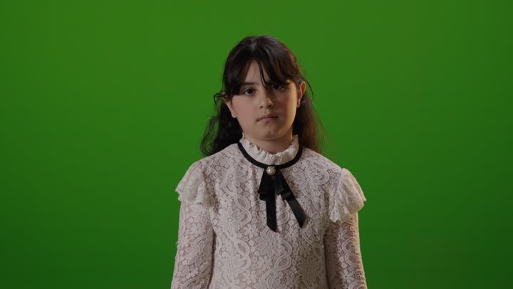 طفلة سعودية ترفع إبهامها علامة التأييد كروما خضراء