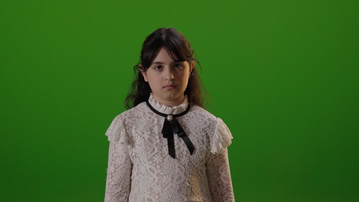 طفلة سعودية ترفض أمام خلفية خضراء كروما