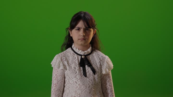 طفلة سعودية إشارة الإبهام لأسفل كروما خضراء