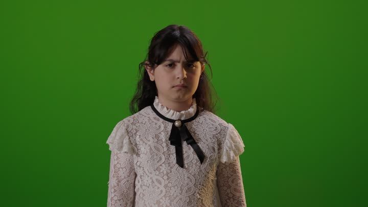 طفلة سعودية تعبر عن الرفض خلفية كروما خضراء