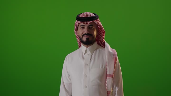رجل سعودي بالزي التقليدي على كروما خضراء