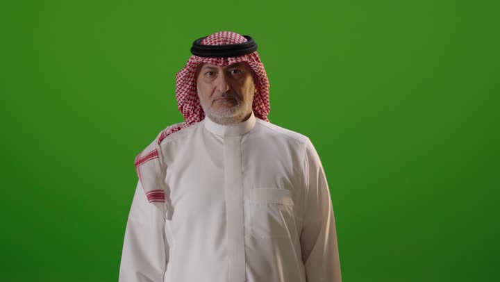 رجل سعودي خلفية خضراء إيماءة رفض