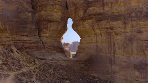 قوس صخري طبيعي في العلا السعودية نهاراً