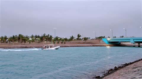 قارب في قناة ينبع المائية بالمملكة العربية السعودية