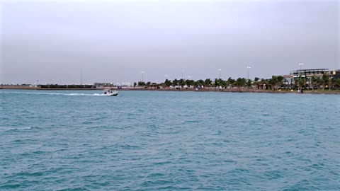 قارب سريع على ساحل ينبع في السعودية