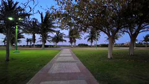 ممر حديقة في ينبع السعودية وقت الغسق