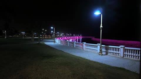 ممشى الواجهة البحرية في ينبع ليلاً المملكة العربية السعودية