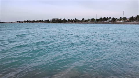 أمواج البحر الأحمر في واجهة ينبع البحرية بالسعودية