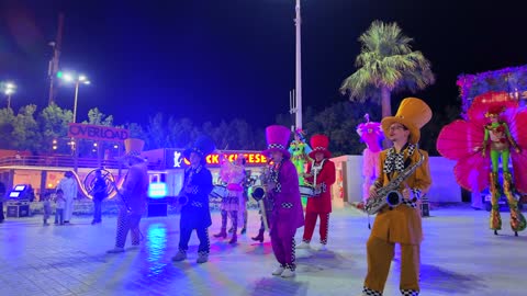 عرض فرقة موسيقية ملونة في مدينة ينبع ليلاً