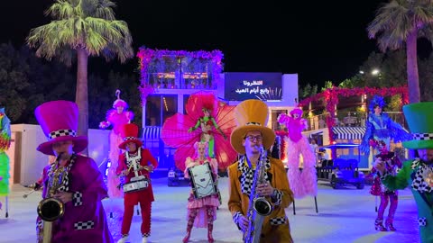 عرض موكب مهرجان ينبع الليلي في السعودية