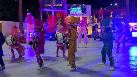 عرض فرقة موسيقية في مدينة ينبع السعودية ليلاً