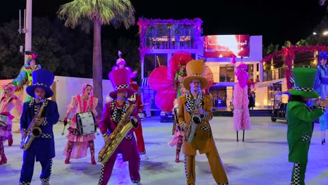 عرض فرقة موسيقية استعراضية في ينبع السعودية ليلاً