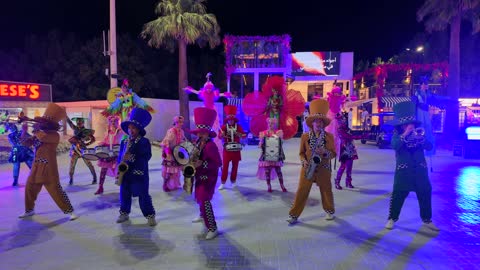 عرض فرقة موسيقية استعراضية في ينبع ليلاً