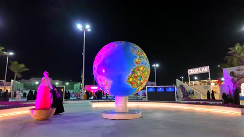 مهرجان الزهور في ينبع مجسم الكرة الأرضية المضيئة