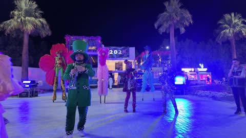 استعراض فناني المهرجان ليلاً في ينبع السعودية