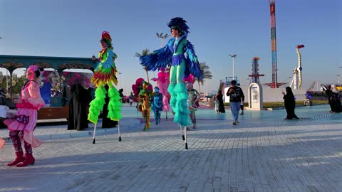 مسيرة مهرجان ينبع مع المؤدين والعازفين في السعودية