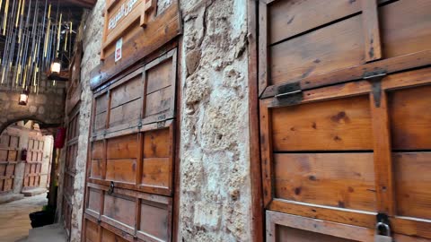 أبواب خشبية تقليدية في منطقة ينبع التاريخية بالسعودية