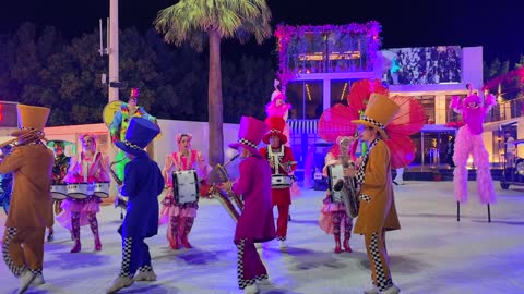 فيديو استعراض موسيقي في مهرجان ليلي في مدينة ينبع