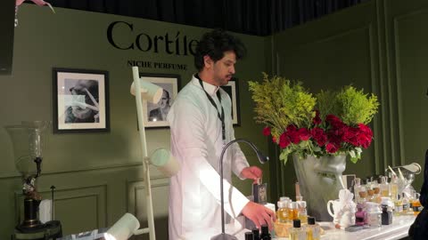 رجل سعودي في جناح عطور بمركز الظهران إكسبو