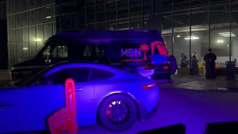 سيارة رياضية فاخرة في معرض الظهران إكسبو ليلاً