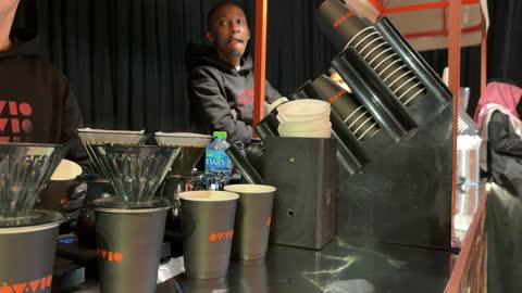 باريستا يحضر القهوة المقطرة في معرض الظهران إكسبو