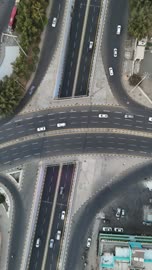 حركة المرور في تقاطع طريق سريع لقطة جوية عمودية