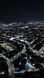 منظر جوي ليلي لحي سكني في مدينة بالشرق الأوسط