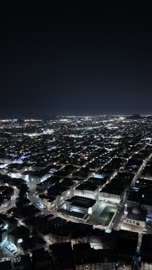 لقطة جوية ليلية لمدينة ومنطقة سكنية حضرية