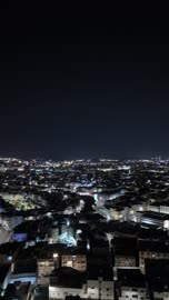 مشهد جوي ليلي لمنطقة سكنية حضرية مضاءة