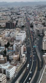 منظر جوي لحركة المرور على الطريق السريع بالمدينة