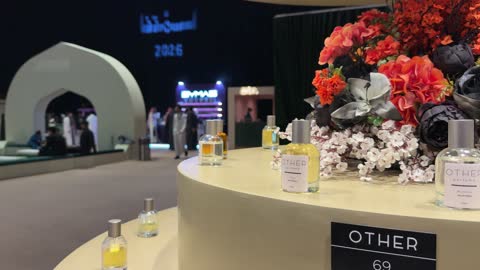 عرض زجاجات العطور في معرض الظهران إكسبو بالسعودية
