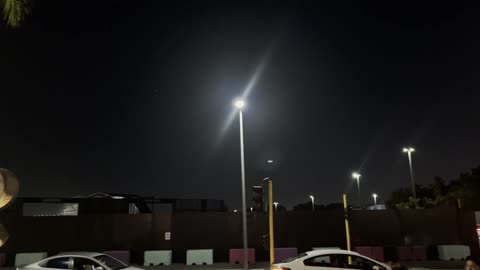 حركة المرور وأضواء رمضان في آرت بروميناد جدة ليلاً