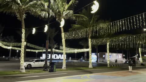 مشهد الممشى الفني في جدة مع زينة رمضان الليلية