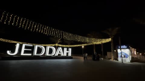لوحة جدة المضيئة في الممشى الفني بجدة ليلاً