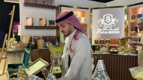 رجل سعودي يحمل مبخرة في معرض الظهران إكسبو
