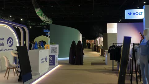 سيدات في فعالية لمتنا بمعرض الظهران إكسبو