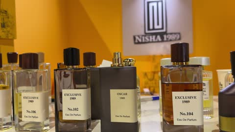 عرض زجاجات عطور فاخرة في معرض الظهران إكسبو السعودية