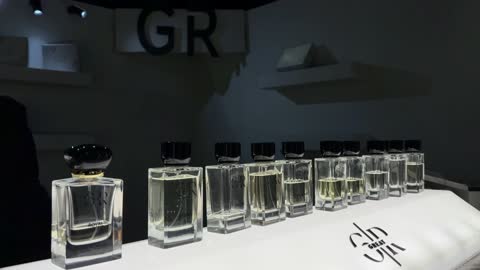 عرض زجاجات عطور فاخرة في معرض الظهران