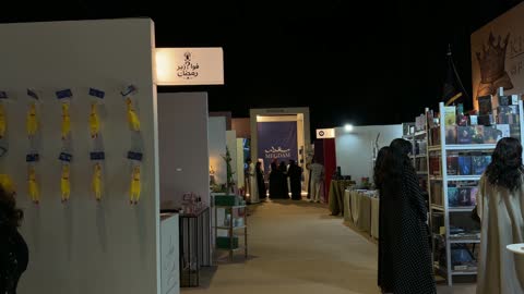 زوار يتجولون في معرض الظهران بالدمام