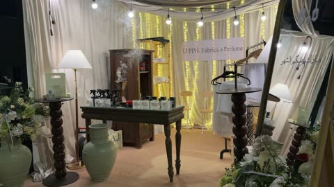 جناح عرض عطور وأقمشة في الظهران فيديو