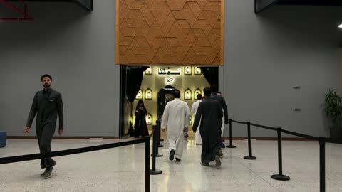 دخول المواطنين والمواطنات قاعة فعاليات في مدينة الظهران