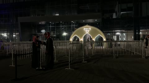 مدخل فعالية في الظهران السعودية مشهد ليلي