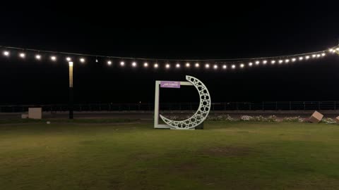 مجسم هلال رمضان وزينة مضيئة في حديقة بالظهران