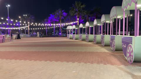 أكشاك مهرجان في الظهران والدمام بالسعودية ليلا